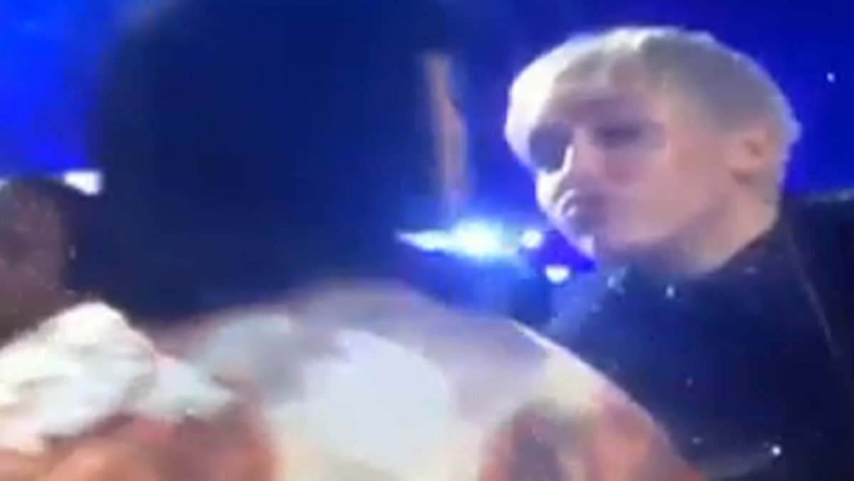 Miley kravlar fram och gör sig redo för att ge Katy en het kyss.